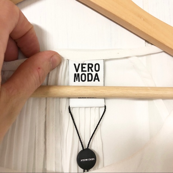 NWT Vero Moda White Flowy Blouse w Pleated Back - Picture 6 of 7